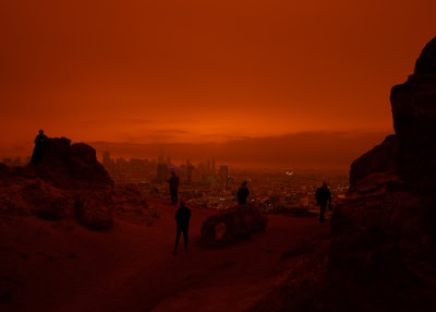 2020次火灾中俯瞰旧金山的人影